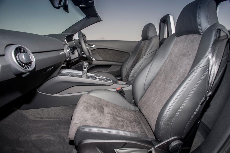 Интерьер Audi TT Roadster 1.8 TFSI (8S) 2016 года  (UK) (фото 10 из 10)